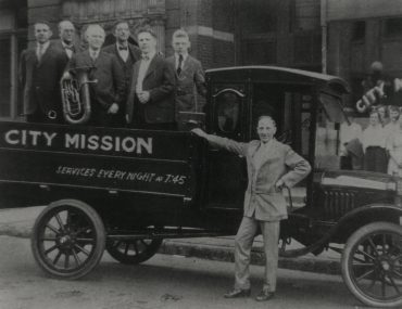 Billy-Sunday-with-car-advertisement